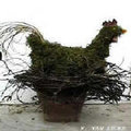 Bloemschikken: Een bloemstuk voor Pasen; een kip van mos