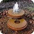 Fontein, bronsteen, borrelsteen, waterval of een waterloopje brengen uw vijver tot leven.