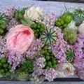 Tafelstuk met bloemen uit de tuin