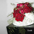 Bloemstuk voor Valentijn met rozen en koraalvaren