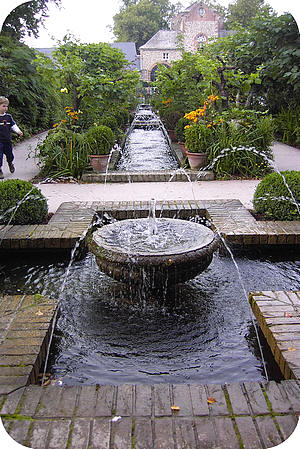 Fontein, bronsteen, borrelsteen, waterval of een waterloopje brengen tot leven water in de tuin
