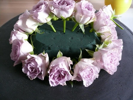 Bloemstuk maken met roze rozen