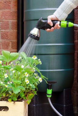 spaarzaam omgaan met regenwater in de tuin